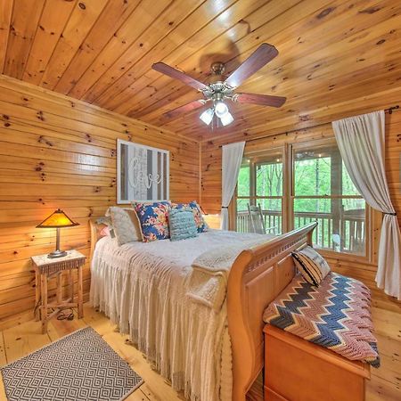 Peaceful Blue Ridge Cabin With Decks And Fire Pit Exterior foto